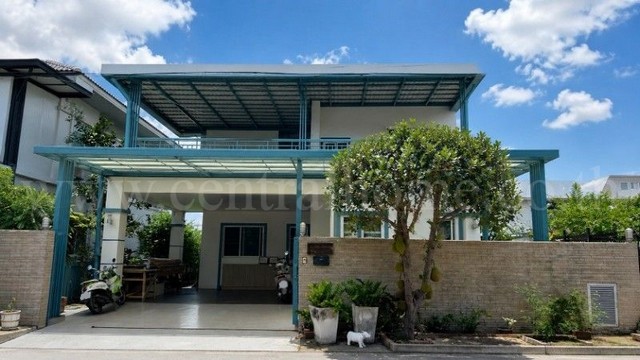 รหัสทรัพย์ : 7216บ้านเดี่ยว 2 ชั้น หมู่บ้าน สิริวลัย รังสิตคลอง1 บ้านสวย สภาพใหม่ ต่อเติมแล้ว ราคาถูกที่สุดในโครงการที่ตั้ง : ถนนเลียบคลองรังสิต ตำบลประชาธิปัตย์ อำเภอธัญบุรี จังหวัดปทุมธานี 12130รายละเอียดทรัพย์&nbsp;- พัฒนาโดย บริษัท สิริวลัย พร็อพเพอร์ตี้ จำกัด- บ้านเดี่ยว 2 ชั้น เนื้อที่ 52 ตารางวา พื้นที่ใช้สอย 240 ตารางเมตร- 4 ห้องนอน, 3 ห้องน้ำ, 1 ห้องนั่งเล่น, 1 ห้องครัว, 2 �
