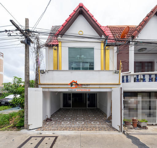  ขาย ทาวน์เฮ้าส์ 2 ชั้น ในซอย เรวัต 1 เทพารักษ์ เนื้อที่ 15 ตร.ว. สภาพภายในบ้านดีสวย รีโนเวทใหม่ทั้งหมด พื้นปูกระเบื้องทั้งหลัง โครงสร้างแข็งเเรง ไม่มีรอยร้าวใดๆ สภาพพร้อมเข้าอยู่ เหมาะการพักอยู่อาศัย หรือทำเป็นโฮมออฟฟิศ จอดรถในบ้านได้ 1 คัน       ตำแหน่งดี อยู่ต้นๆซอย ห่างถนนเทพารักษ์ 200 ม. ใกล้ MRT สถานีศรีเทพา บริเวณหน้าปากซอยมีแหล่งของกินและตลาดชุมชนขนาดเล็กให�