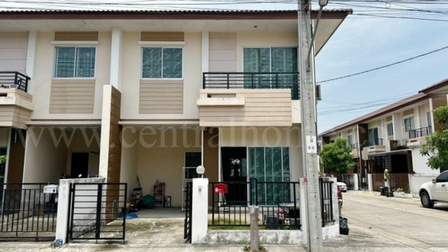 รหัสทรัพย์ : N1138ทาวน์โฮม 2 ชั้น เต็มสิริ พรีว่า หนองจอก - ประชาสำราญ หลังริม ราคาถูกที่สุดในโครงการที่ตั้ง : ถนนประชาสำราญ แขวงหนองจอก เขตหนองจอก กรุงเทพมหานคร 10530รายละเอียดทรัพย์- พัฒนาโดย บริษัท สิริฤดี จำกัด- ทาวน์โฮม 2 ชั้น ขนาดพื้นที่ 21.8 ตารางวา พื้นที่ใช้สอย 110 ตารางเมตร- 3 ห้องนอน, 2 ห้องน้ำ, 1 ห้องครัว, 1 ห้องรับแขก, 1 ที่จอดรถ- เครื่องใช้ไฟฟ้า, แอร์, ปั๊มน้ำ+แท็งก์น้ำ 1 �
