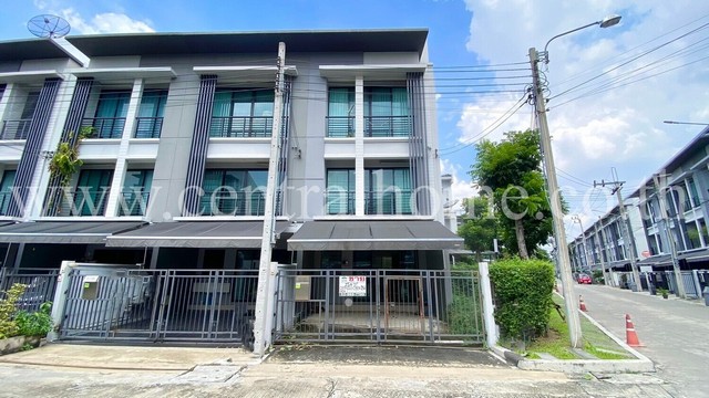 รหัสทรัพย์&nbsp; 6724ทาวน์โฮม บ้านกลางเมือง งามวงศ์วาน หลังมุมที่ตั้ง : ซอยงามวงศ์วาน 47 แขวงทุ่งสองห้อง เขตหลักสี่ กรุงเทพมหานครรายละเอียดทรัพย์&nbsp;- ทาวน์โฮม 3 ชั้น, ขนาดพื้นที่ 25.4 ตารางวา, พื้นที่ใช้สอย 149 ตารางเมตร- 3 ห้องนอน, 3 ห้องน้ำ, 1 ห้องรับแขก, 1 ห้องครัว, 2 ที่จอดรถ&nbsp;- แอร์ 2 เครื่อง, เครื่องทำน้ำอุ่น 2 เครื่อง- เฟอร์นิเจอร์ทั้งหมด- ต่อเติม Built in ห้องครัวครบ,พื้นที่ซักล้างด