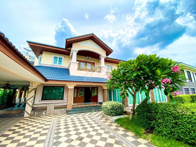 ขายบ้านเดี่ยวหรู 2 ชั้น  220 ตรว. โครงการอัมรินทร์นิเวศน์ 1 วงเวียนบางเขน ใกล้เซ็นทรัลรามอินทรา รถไฟฟ้า 2 สาย*** ราคาขาย 35 ล้านบาท  ติดต่อ::  ชยา โทร/ID Line:: 0942823961   Link Line:: https://line.me/ti/p/3xFA1An8Kcรหัส# T26-1019 บ้านเดี่ยวหรู 2 ชั้น โครงการอัมรินทร์นิเวศน์ 1 วงเวียนบางเขน ติดเซ็นทรัล รามอินทรา รถไฟฟ้า 2 สาย ทำเลดีมาก ทำออฟฟิศได้ • ขนาดที่ดิน 220 ตารางวา (หน้ากว้าง 24 เมตร ลึก 37 เมตร)• พื้นที่ใช้สอยในบ้าน 345 ต�