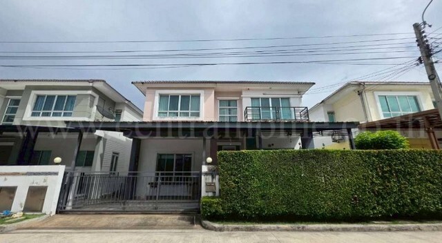 รหัสทรัพย์ N1243บ้านเดี่ยว 2 ชั้น 50.8 ตร.ว. บางกอกบูเลอวาร์ด พระราม 9-ศรีนครินทร์ ทำเลดีมาก ศูนย์กลางความสะดวก ราคาถูกมากที่ตั้ง : ถนนกรุงเทพกรีฑา แขวงทับช้าง เขตสะพานสูง กรุงเทพมหานคร 10250รายละเอียดทรัพย์- บ้านเดี่ยว 2 ชั้น เนื้อที่ 50.8 ตร.ว. พื้นที่ใช้สอย 214 ตร.ม.- 3 ห้องนอน, 4 ห้องน้ำ, 1 ห้องนั่งเล่น, 1 ห้องครัว, 1 ห้องอเนกประสงค์, จอดรถได้ 2 คันในร่ม-&nbsp;แอร์ 5 เครื่อง, เครื่องดูดควัน,