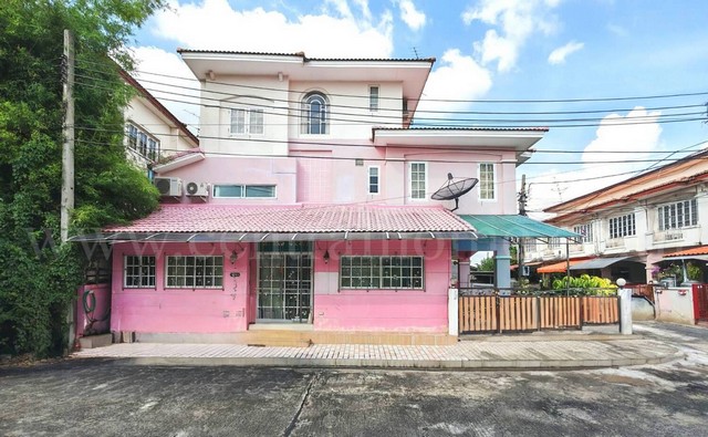 รหัสทรัพย์&nbsp;6861ทาวน์เฮ้าส์&nbsp;2&nbsp;ชั้นครึ่ง เล่นระดับ หลังมุม หมู่บ้านสรานนท์ ถนนติวานนท์&nbsp;-&nbsp;ปากเกร็ดที่ตั้ง : ถนนติวานนท์&nbsp;ตำบลบางพูด&nbsp;อำเภอปากเกร็ด&nbsp;จังหวัดนนทบุรี&nbsp;11120รายละเอียดทรัพย์-&nbsp;ทาวน์เฮ้าส์&nbsp;2&nbsp;ชั้นครึ่ง&nbsp;เนื้อที่ดิน&nbsp;32.3&nbsp;ตารางวา&nbsp;พื้นที่ใช้สอย&nbsp;150&nbsp;ตารางเมตร- 4&nbsp;ห้องนอน, 2&nbsp;ห้องน้ำ, 1&nbsp;ห้องนั่งเล่น, 1&nbsp;ห้องครัว,&nbsp;3 ที่จอดรถ-&nbsp;แอร์&nbsp;5&nbsp;เครื่อง, ปั