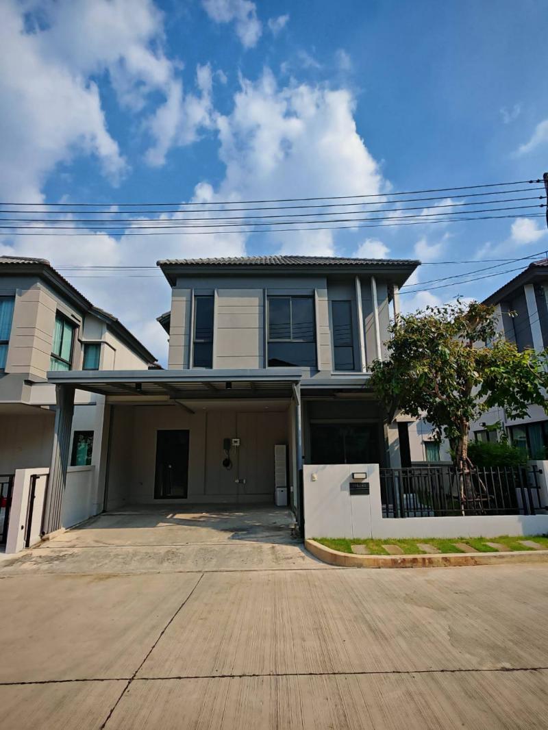 ขายบ้านเดี่ยว 2 ชั้น V Compound Next ติวานนท์–รังสิตบ้านสวย Built-in ทั้งหลัง พร้อมอยู่ ใกล้ฟิวเจอร์พาร์ค???? ต.บางกะดี อ.เมืองปทุมธานีรายละเอียดพื้นที่ 36.1 ตร.ว. | ใช้สอย 159 ตร.ม.3 ห้องนอน | 3 ห้องน้ำ1 ห้องอเนกประสงค์ครัวไทยต่อเติมแล้วจอดรถ 2 คันจุดเด่นแปลงพิเศษ มีสวนข้างบ้าน โปร่ง เป็นส่วนตัวบ้านสภาพใหม่มาก เหมือนมือหนึ่งBuilt-in หรูทั้งหลัง ไม่ต้องทำเพิ่มเฟอร์ + เครื่องใช้ไฟฟ้าครบ (มู�