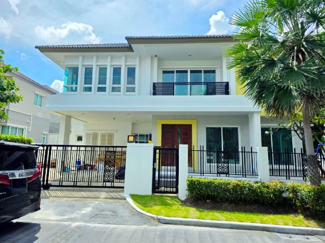 กรุงเทพกรีฑา9-19 บ้านเดี่ยว 2ชั้น 5นอน ARLบ้านทับช้าง 1.75กม. สนามกอล์ฟยูนิโก้ 300ม.  5ห้องน้ำ 80ตร.ว. 300ตร.ม.ใกล้รร.นานาชาติเวลลิงตัน 900 ม.หรูหรา พร้อมเฟอร์ฯ และเครื่องใช้ไฟฟ้าครบ ทำเลพรีเมียม ติดถนนกรุงเทพกรีฑา หมาะสำหรับพักอาศัย เป็นส่วนตัว เดินทางสะดวก 119,998บาท / เดือนkrungthepkreetha9-19. Two-story house 5bed ARL BanThapChang 1.75km Unico Golf Course 300m 5bath 80sq.wa. 300sq.m. 900m. Wellington Inter Sch. Luxury fully furnished home with appliances on premium Bangkok Kreetha Road ideal for private residence. Near Unico Golf Course 1.5 km. Airport Rail Link a