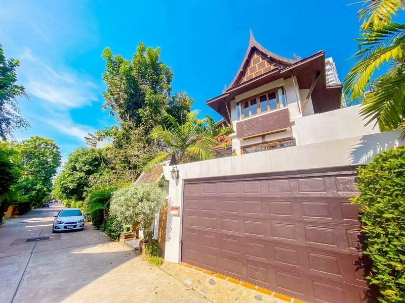ขายด่วน DARAWADEE POOL VILLA PATTAYA ราคาดีทำเลดีมาก ติดต่อผึ้งรติ 0619419639 ที่ตั้ง : ตำบลนาจอมเทียน อำเภอสัตหีบ จังหวัดชลบุรี 20250ขนาดพื้นที่ : 141 ตร.ว.รายละเอียดพูลวิลล่าทำเลหายาก ใกล้หาดนาจอมเทียนเพียง 50 เมตร บรรยากาศร่มรื่น เป็นส่วนตัว เหมาะทั้งบ้านพักตากอากาศและถือเป็น Asset ในพัทยา-4 ห้องนอน -5 ห้องน้ำ-2 ที่จอดรถ-สระว่ายน้ำส่วนตัว -ใกล้ร้านลุงไสว ร้านอาหารริมทะเล และสิ่งอำนวยความสะ�