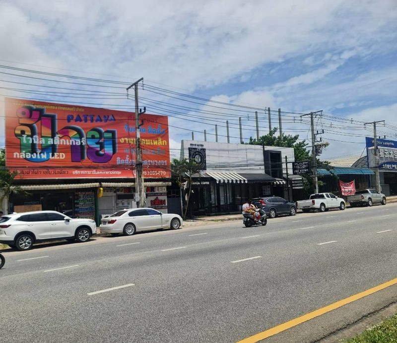 ขายที่ดินสุขุมวิท ใกล้จอมเทียน ทำเลสำหรับนักลงทุนและ Developer ราคาดีทำเลดี ติดต่อผึ้งรติ 0619419639 ที่ตั้ง : เมืองพัทยา  ตำบลหนองปรือ อำเภอบางละมุง ชลบุรี 20150พิกัด : https://maps.google.com/maps?q=12.882452,100.89372โอกาสสำหรับผู้ที่กำลังมองหาที่ดินเพื่อพัฒนา คอนโด | อพาร์ตเมนต์ | Mixed-Use | Commercial Project ในพัทยาติดถนนสุขุมวิท ใกล้จอมเทียนผังเมืองสีแดงขนาด 2 ไร่ 2 งาน 32 ตร.ว.ขายราคา 130 ล้านบาท(ค่าโอนคนละครึ่ง)จุดแข็งข�