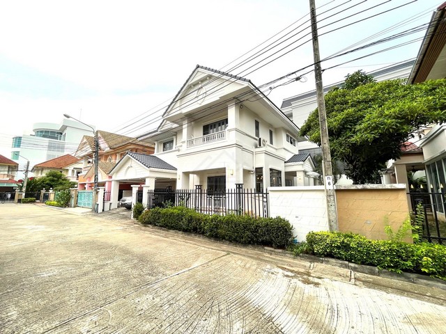ให้เช่าบ้านเดี่ยว 2 ชั้น 65 ตรว. 3 ห้องนอน บ้านกรองทอง พัฒนาการ 32 ใกล้ทองหล่อ 5 กม. เหมาะอยู่อาศัยหรือทำโฮมออฟฟิศ **เลี้ยงสัตว์ได้*** ราคาเช่า 65,000 บาท/เดือนติดต่อ:: ชยา โทร/ID Line:: 0942823961   Link Line:: https://line.me/ti/p/3xFA1An8Kcรหัส# T26-973บ้านเดี่ยว 2 ชั้น รีโนเวทใหม่ บ้านกรองทอง พัฒนาการ 32ใกล้ทองหล่อ 5 กม. เหมาะอยู่อาศัยหรือทำโฮมออฟฟิศ **เลี้ยงสัตว์ได้• ที่ดิน 65 ตร.วา• พื้นที่ใช้สอย 250 ตร.ม• 3 ห้องนอน• 3 ห้องน้ำ