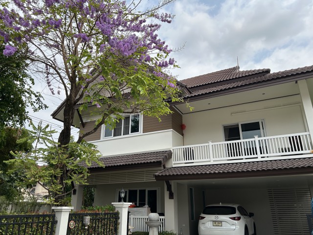 ขายบ้านเดี่ยวพร้อมเฟอร์นิเจอร์ ใน หมู่บ้านปาริชาติ หางดง เชียงใหม่ บ้านขนาดใหญ่ พื้นที่ใช้สอยกว้างขวาง เหมาะสำหรับครอบครัวที่กำลังมองหาบ้านพร้อมอยู่ในทำเลหางดง ใกล้แหล่งช้อปปิ้ง โรงพยาบาล โรงเรียนนานาชาติ และเดินทางเข้าเมืองเชียงใหม่สะดวกรายละเอียดบ้านเนื้อที่ดิน 91 ตารางวาพื้นที่ใช้สอย 258 ตารางเมตร4 ห้องนอน5 ห้องน้ำขายพร้อมเฟอร์นิเจอร์พื้นที่ภาย�