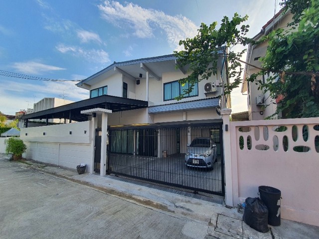 ให้เช่าบ้านเดี่ยวหรู 2 ชั้น 100 ตรว. 5 ห้องนอน หมู่บ้าน ต.รวมโชค โชคชัย 4 ลาดพร้าว ใกล้ Central Eastville *** ราคาเช่า 179,000 บาท/เดือนติดต่อ::  ชยา โทร/ID Line:: 0942823961   Link Line:: https://line.me/ti/p/3xFA1An8Kcรหัส# T26-406บ้านเดี่ยวหรู 2 ชั้น หมู่บ้าน ต.รวมโชค โชคชัย 4 ลาดพร้าว ใกล้ Central Eastville- เนื้อที่ 100 ตรว. - พื้นที่ใช้สอย 350 ตรม. - 5 ห้องนอน + 5 ห้องน้ำ - 2 ห้องเก็บของ + 1 ห้องทำงาน + 1 ห้อง Family Room - จอดรถได้ 5-6 คันไม่รวมหน้าบ้าน - ระบบไฟฟ้า Smart Home (Tuya Zigbee)- �