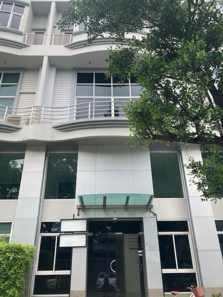 ให้เช่าอาคาร4ชั้น300ตร.มย่านทาวน์อินทาวน์เขตวังทองหลางมีดาดฟ้าและที่จอดรถราคาเช่า 72,000 บาท / เดือน ( ล่วงหน้า 1 เดือน ประกัน 3 เดือน )ที่ตั้ง ถนนศรีวรา ซอยศรีวรา 11 แขวงพลับพลา เขตวังทองหลาง กรุงเทพมหานคร 10312ติดต่อ : คุณภัสพงณ์ 0634098164Line : deedee23https://www.facebook.com/profile.php?id=61581484955548พื้นที่ประมาณ 300 ตารางเมตร จำนวน 4 ชั้น 5 ห้องทำงาน 2 ห้องโถง 4 ห้องน้ำ มีพื้นที่ดาดฟ้า และที่จอดรถประจำ 2 คันจุดเด่นทำเ