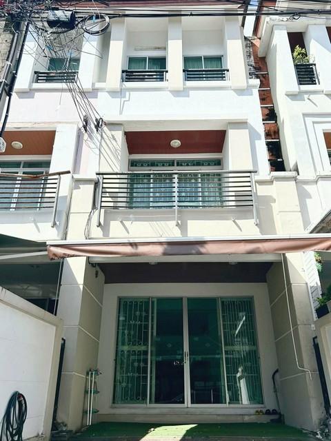 ให้เช่าทาวน์โฮม3ชั้นบ้านกลางเมืองเดอะปารีสพระราม9-กรุงเทพกรีฑา7ใกล้ทางด่วนศูนย์การค้าสนามบินสุวรรณภูมิ** ไม่อนุญาตให้เลี้ยงสัตว์ทุกกรณี ไม่อนุญาตให้ใช้ที่อยู่เพื่อจดทะเบียนบริษัท **ราคาเช่า 20,000 บาท / เดือน ( สัญญาขั้นต่ำ 1 ปี ประกัน 2 เดือน ล่วงหน้า 1 เดือน )ที่ตั้ง ถนนกรุงเทพกรีฑา ซอยกรุงเทพกรีฑา 7 แขวงหัวหมาก เขตบางกะปิ กรุงเทพมหานครติดต่อ : คุณภัสพงณ์ 0634098164Line : d