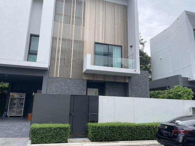 ขายบ้านเดี่ยว3ชั้น102ตร.วหมู่บ้านนันทวันพระราม9ศรีนครินทร์กรุงเทพกรีฑาติด Wellington International Schoolสัญญาเช่าปัจจุบันสิ้นสุดปลายเดือนสิงหาคม2569 หากสนใจเช่าหรือซื้อสามารถติดต่อเพื่อนัดหมายเข้าชมบ้านได้  บ้านหรูระดับ High Premium ราคาขาย 45,000,000 บาท ( ต่อรองได้ )ราคาเช่า 200,000 บาท / เดือน ( ต่อรองได้ )ที่ตั้ง ถนนกรุงเทพกรีฑา แขวงทับช้าง เขตสะพานสูง กรุงเทพมหานคร 10250ติดต่อ : คุณภัสพงณ์ 0634098164Line : 