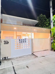 #รีโนเวทใหม่ทั้งหลัง! #บ้านสวยพร้อมอยู่ ????หมู่บ้านกีรติ หนองรี – ชลบุรี✨ บ้านพร้อมอยู่ ฟังก์ชันครบ ✴️เหมาะทั้งอยู่อาศัยและซื้อเป็นบ้านหลังแรก???? 24.5 ตร.วา ????2 ห้องนอน | 1 ห้องน้ำ ????1 ที่จอดรถ ????ตกแต่งให้พร้อมอยู่????✅ รีโนเวทใหม่ทั้งหลัง✅ ปูกระเบื้องใหม่✅ เปลี่ยนสุขภัณฑ์ใหม่ทั้งหมด✅ หลังคา PU กันความร้อน✅ ครัวพร้อมเคาน์เตอร์ + เตา + ซิงค์✅ มีพื้นที่ซักล้างแยกเป็นสัดส่