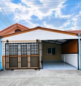 #บ้านสวยสไตล์รีสอร์ทรีโนเวทใหม่ทั้งหลัง 100%✨???? หมู่บ้านศิลากร • พานทอง ????ทำเลดี เดินทางสะดวก ใกล้นิคมอมตะ แหล่งชุมชน และตลาด????ราคาเพียง 1.xx ล้านบาท????บ้านรีโนเวทใหม่ พร้อมเข้าอยู่ตกแต่งสไตล์รีสอร์ท ให้บรรยากาศอบอุ่น น่าอยู่ ✴️รายละเอียดบ้าน✴️พื้นที่ 22.5 ตารางวา???? 2 ห้องนอน1 ห้องน้ำ???? 1 ห้องครัว????1 ที่จอดรถ????ของแถมจัดเต็ม✨ ฟรีแอร์ 1 เครื่อง✨ ฟรีเตาแก๊ส พร้อมฮูดดูดคว�