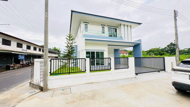 โซนแม่ริม เปิดจองหลังแรกโปรพิเศษ 3.88 ล้าน จาก 4.19 ล้าน บ้าน 2 ชั้น ดีไซน์สวยหลังใหญ่ Smart Home ทั้งหลัง เพิ่มความสะดวกและทันสมัยในการใช้ชีวิต ทำเลศักยภาพ #ติดโครงการศุภาลัยแม่ริมรายละเอียดบ้านพื้นที่ใช้สอย 225 ตร.ม.4 ห้องนอน4 ห้องน้ำ2 ห้องแต่งตัว1 ห้องรับแขก1 ห้องครัวที่จอดรถในร่ม 2 คันระบบ Smart Home ควบคุมระบบไฟฟ้าผ่าน Appสนามหญ้าหน้าบ้านและรอบบ้านของแถมจัดเต็ม 17 รายการฟรีค่�