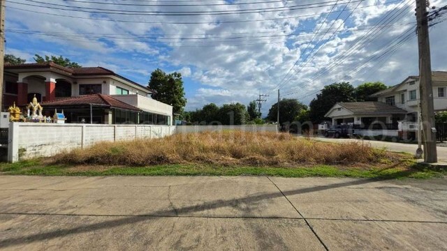 รหัสทรัพย์ 7424ที่ดิน 85 ตรว. ถมแล้ว หมู่บ้านปาริชาติ แปลงมุม ขายถูก ราคาต่ำกว่าประเมินที่ตั้ง&nbsp;: ถ.สะพานนนทบุรี-บางบัวทอง 345 ต.บางคูวัด อ.เมือง จ.ปทุมธานี 12000รายละเอียดทรัพย์- เนื้อที่ดิน 85 ตารางวา หน้ากว้าง 16 เมตร ลึก 21 เมตร โดยประมาณ- เป็นที่ดินเปล่าในหมู่บ้านปาริชาติ&nbsp; เหมาะกับสร้างที่อยู่อาศัย- ราคาประเมิน 32,500 บาทต่อตารางวา- ราคาขาย 30,000 บาทต่อตารางวา ต่ำกว่าราคาประ