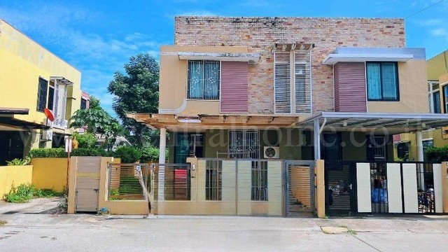 รหัสทรัพย์ N1218บ้านแฝด 2 ชั้น หมู่บ้านร็อคการเด้นท์ แอร์พอร์ต เฟส 2 เหมาะซื้อลงทุนรีโนเวท ถูกสุดในโครงการที่ตั้ง :&nbsp; ถนนหลวงแพ่ง ตำบลศรีษะจรเข้น้อย อำเภอบางเสาธง จังหวัดสมุทรปราการ 10540รายละเอียดทรัพย์- บ้านแฝด 2 ชั้น พร้อมอยู่ ขนาดเนื้อที่ 41.9 ตารางวา พื้นที่ใช้สอย 125 ตารางเมตร- 3 ห้องนอน, 3 ห้องน้ำ, 1 ห้องรับแขก, 1 ห้องครัว, จอดรถได้ 2 คัน- ไม่รวมเฟอร์นิเจอร์ ขายตามสภาพ เห�