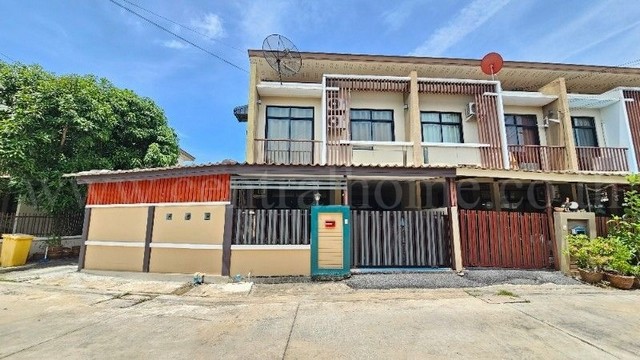 รหัสทรัพย์ : N0813ทาวน์เฮ้าส์ &nbsp;บ้านธนารินทร์ ทาวน์โฮม 2 หลังริมที่ตั้ง : ซอยวัดใหญ่ ตำบลในคลองบางปลากด อำเภอพระสมุทรเจดีย์ จังหวัดสมุทรปราการ 10290รายละเอียดทรัพย์- ทาวน์เฮ้าส์ 2 ชั้น เนื้อที่ 32.5 ตารางวา พื้นที่ใช้สอย 140 ตารางเมตร- 3 ห้องนอน, 2 ห้องน้ำ, 1 ห้องนั่งเล่น, 1 ห้องครัว, 1 ที่จอดรถ- หน้าบ้านไม่ชนกับหลังอื่น- ตัวบ้านต่อเติมเต็มสถานที่และทำเลใกล้เคียง-&nbsp;บิ๊กซี ประช�