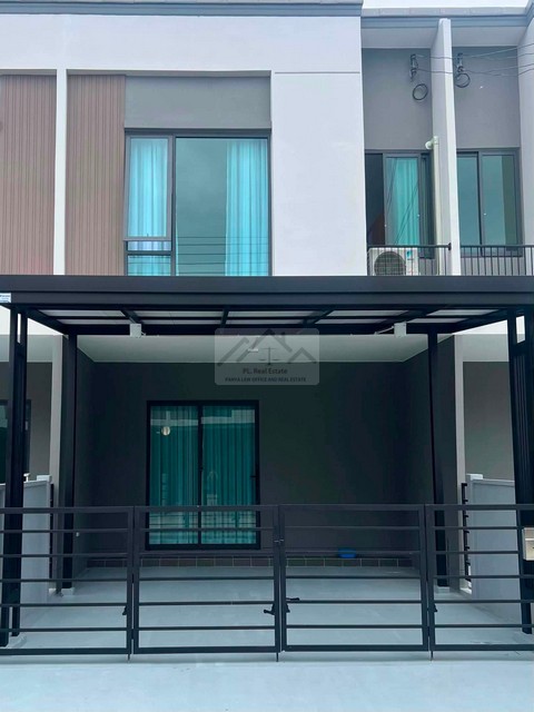 ให้เช่าทาวน์โฮม 2 ชั้น 3 ห้องนอน Pleno สุขุมวิท-บางนา 3 บ้านใหม่แต่งครบ ใกล้เมกะบางนา *** ราคาเช่า 38,000 บาท/เดือน (สัญญา 2 ปีเหลือ 37,000) ติดต่อ:: ชยา โทร/ID Line:: 0942823961Link Line:: https://line.me/ti/p/3xFA1An8Kcรหัส# T26-1020 พลีโน่ สุขุมวิท-บางนา 3 (Pleno Sukhumvit-Bangna 3) บ้านใหม่แต่งครบ บนทำเลศักยภาพ• เนื้อที่ 18 ตรว.• พื้นที่ใช้สอย 110 ตรม.• 3 ห้องนอน 2 ห้องน้ำ• ครัวไทยหลังบ้านใช้งานสะดวก• ครัวในบ้าน• ต่อเติมหน้าบ้านเรียบร้อย• 2 ที่จอด�