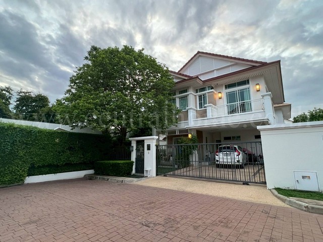 รหัสทรัพย์ : 6807บ้านเดี่ยว นันทวัน แจ้งวัฒนะ - ราชพฤกษ์ แปลงมุมที่ตั้ง :&nbsp;ถนนชัยพฤกษ์ ตำบลบางตะไนย์ อำเภอปากเกร็ด จังหวัดนนทบุรี 11120รายละเอียดทรัพย์-&nbsp;บ้านเดี่ยว 2 ชั้น&nbsp;เนื้อที่ 78.9 ตารางวา พื้นที่ใช้สอย 200 ตารางเมตร-&nbsp;4&nbsp;นอน, 3&nbsp;ห้องน้ำ, 1 ห้องนั่งเล่น, 1 ห้องครัว, 1 ห้องแม่บ้าน, 2 ที่จอดรถ-&nbsp;หน้าบ้านหันทางทิศใต้สิ่งอำนวยความสะดวก&nbsp;- ระบบรักษาความปลอดภัย รปภ. 24 ชม.,&nbsp;กล้�