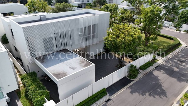 รหัสทรัพย์ 6899บ้านเดี่ยว VIVE รัตนาธิเบศร์ - ราชพฤกษ์ Super Luxury หลังมุม ใกล้ MRT บางรักน้อยที่ตั้ง : ซอยบางรักน้อย 11 ตำบลบางรักน้อย อำเภอเมืองนนทบุรี นนทบุรี 11000รายละเอียดทรัพย์- บ้านเดี่ยว 2 ชั้น&nbsp;ตกแต่งสไตล์ Modern Minimal แปลงพิเศษ แบบบ้าน VIVE&nbsp;พร้อมเฟอร์นิเจอร์ Built-in- ขนาดพื้นที 122.5&nbsp;ตารางวา,&nbsp;พื้นที่ใช้สอย 354 ตารางเมตร- ความสูงจากพื้นถึงเพดาน ชั้น 1 = 2.9 เมตร / ชั้น 2 = 2.9 เมตร / Double Volume 6.5 เมตร- 4 ห้