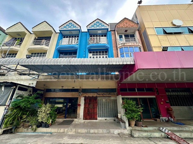 รหัสทรัพย์&nbsp; N5036อาคารพาณิชย์ 4.5 ชั้น รีโนเวทใหม่ พร้อมทำธุรกิจ คู้บอน 27 รามอินทราที่ตั้ง :&nbsp;ถนนคู้บอน แขวงท่าแร้ง เขตบางเขน กรุงเทพ 10220รายละเอียดทรัพย์&nbsp;- อาคารพาณิชย์ 4.5 ชั้น รีโนเวทใหม่ พร้อมทำธุรกิจ- เนื้อที่ 16 ตารางวา พื้นที่ใช้สอย 245&nbsp;ตารางเมตร-&nbsp;หน้ากว้าง 4&nbsp;เมตร​ ลึก​ 12&nbsp;​​เมตร​ อาคารหันหน้าทางตะวันตก- ชั้น 1 บิ้วอินตกแต่งสวย style Loft พร้อมทำธุรกิจ และบริการ มี 1 ห