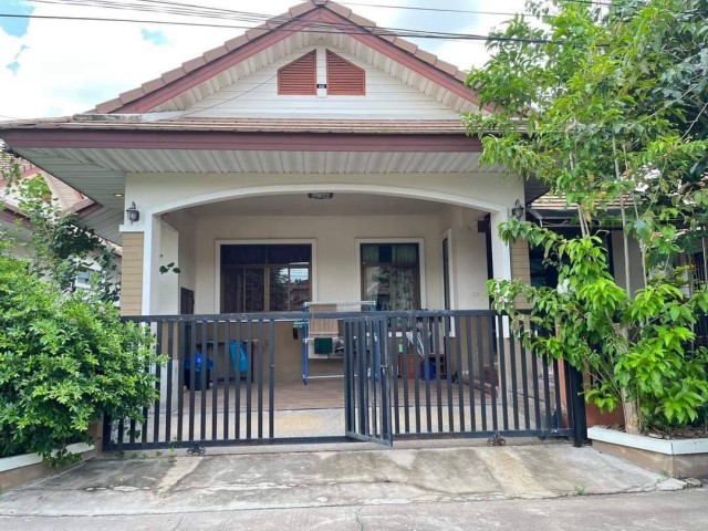 PZ1561 ขายบ้านเดี่ยว ชั้นเดียว 56 ตรว บ้านสวนจินดารมย์ 3 ปลวกแดง บนถนน 3245 ถนนปลวกแดง-หนองใหญ่ และถนนเทศบาลพัฒนา ใกล้กับ เมกาโฮมปลวกแดง ตำบลปลวกแดง อำเภอปลวกแดง จังหวัดระยองราคา 2,650,000 บาท**รายละเอียดตัวบ้าน- บ้านเดี่ยวชั้นเดียว- เนื้อที่  56 ตารางวา- พื้นที่ใช้สอย ประมาณ 120 ตร.ม.- 3 ห้องนอน- 2 ห้องน้ำ- ห้องโถงรับแขก-ห้องครัว-ระเบียงหน้าบ้าน (หันไปทางทิศตะวันตก)-จอดรถในบ้านได้ 1 �