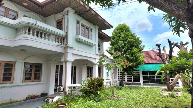 PZ1580–ขาย บ้านเดี่ยว 2 ชั้น หมู่บ้านมณียา 3 ใกล้ MRT บางรักน้อย-ท่าอิฐ เนื้อที่ 153.8 ตารางวา ซอยท่าอิฐ-ไทรม้าบนรัตนาธิเบศร์ ตำบลไทรม้า อำเภอเมืองนนทบุรี จังหวัดนนทบุรีราคา 9,500,000 บาท***รายละเอียด***-บ้านเดี่ยว 2 ชั้น -หมู่บ้านมณียา 3 -ซอย 3-เนื้อที่153.8 -พื้นที่ใช้สอย 302 ตรม. โดยประมาณ-ซอยท่าอิฐ-ไทรม้า-ห่างถนนรัตนาธิเบศร์ 4 กิโลเมตร-4 นอน-3 น้ำ-6 แอร์-1 ห้องรับแขก-1 ครัวในบ้าน-1 รับประทานอา�