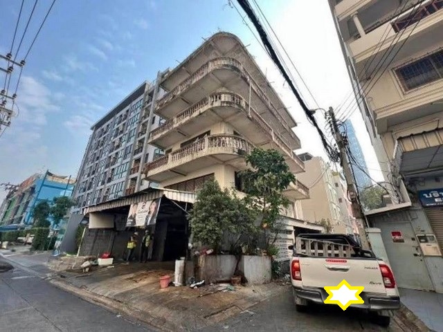 ขายอาคาร 6 ชั้น 608 ตรม. แปลงมุม กรุงธนบุรี 5 ทำเล CBD ICONSIAM เพียง 100 ม. ถึง BTS กรุงธน เพียง 15 นาทีถึงสาทร สวนลุม สีลม 40 เมตรจาก ถ.กรุงธนบุรี*** ราคาขาย 95.9 ล้านบาท  ติดต่อ:: ชยา โทร/ID Line:: 0942823961   Link Line:: https://line.me/ti/p/3xFA1An8Kcรหัส# T26-1166อาคาร 6 ชั้น แปลงมุม ทำเล CBD ICONSIAM เพียง 100 ม. ถึง BTS กรุงธน เพียง 15 นาทีถึงสาทร สีลม สวนลุม ๐ เนื้อที่ 39 ตรว.๐ พื้นที่ใช้สอย 608 ตรม. ๐ 11 ห้องนอน 5 ห้องน้ำ 1 ห้องครัว  ๐ จอดรถในที่ดิน 2-3 คัน ๐ 100 ม. จ�