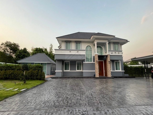 ให้เช่า-ขายบ้านหรู 2 ชั้นหลังมุม 400 ตรว. 5 ห้องนอน บ้านสวนเนรมิตร ออเงิน-รามอินทรา สระว่ายน้ำส่วนตัว สงบร่มรื่น เดินทางสะดวก ใกล้ทางด่วน*** ราคาเช่า 165,000 บาท/เดือน  *** ราคาขาย 45 ล้านบาท (ต่อรองได้) ติดต่อ:: ชยา โทร/ID Line:: 0942823961   Link Line:: https://line.me/ti/p/3xFA1An8Kcรหัส# T26-093บ้านหรู 2 ชั้น บ้านสวนเนรมิตร วัชรพล เพิ่มสิน ๐ เนื้อที่ 1 ไร่ ๐ พื้นที่ใช้สอย 320 ตารางเมตร ๐ 5 ห้องนอน มึห้องน้ำในตัวทุกห้อง๐ 6 ห้องน้