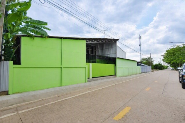 วงแหวนรอบนอก270ม. สวนสาธารณะบึงคำพร้อย โกดังโรงงาน 800 ตร.ม. 2 ห้องน้ำ 4 ออฟฟิศ ด่านเก็บเงินธัญบุรี 400ม. ลำลูกกา คลอง 4 ให้เช่า 54,999บาท-เดือน ถนนเลียบด่วนลำลูกกา ถนนกว้าง เข้า-ออกสะดวก ใกล้ตลาดลาดสวาย 2.5 กม.สถานศึกษา สนามกอล์ฟ และทางด่วนด่านธัญบุรี เหมาะสำหรับโรงงานผลิตสินค้า เฟอร์นิเจอร์ ธุรกิจขนส่ง โลจิสติกส์ และคลังสินค้า เดินทางเชื่อมต่อเมือง และเส้นทางหลักได้สะ