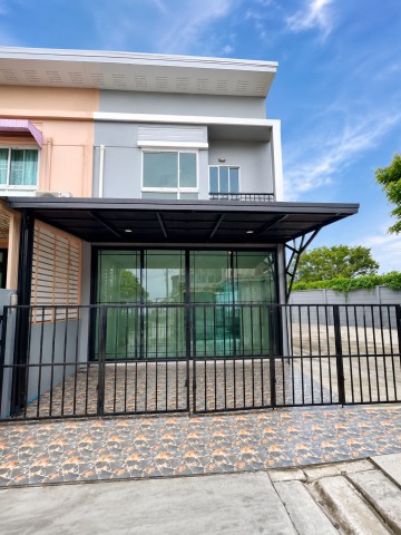 พัฒนาการ20-32-44 บ้านให้เช่า 2 ชั้น 3 นอน 2 น้ำ ใกล้ ARL หัวหมาก 1.3 กม.53ตร.ว.160ตร.ม.เหมาะสำหรับพักอาศัยหรือออฟฟิต ทำเลพัฒนาการ เชื่อมต่ออ่อนนุช ศรีนครินทร์ และสุขุมวิทได้สะดวกฟังก์ชันครบ รองรับครอบครัวได้อย่างลงตัว พร้อมพื้นที่ส่วนกลางครบครัน เช่า 34,999 B-M. ขาย 5.8 ล.Pattanakarn20-32-44 home for rent 2stories 3beds 2baths near Airport Rail Link Hua Mak (1.3 km), 53 sq.wah, 160 sq.m. Suitable for residence or office. Pattanakarn location, convenient access to On Nut, Srinakarin, and Sukhumvit.Fully functional, perfectly suited for families, with complete common areas. Rent 