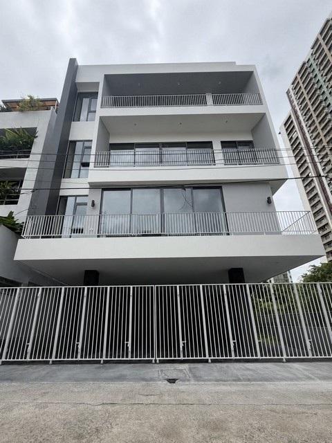 ขายโฮมออฟฟิศใหม่ 5 ชั้นรวมดาดฟ้า พร้อมลิฟต์ สไตล์ Modern Luxury ใจกลางพระราม 9 หลัง Central พระราม 9 เดินถึง MRT พระราม 9ราคาขาย 54,000,000 บาท ( รวมค่าโอน )ที่ตั้ง ถนนพระราม 9 ซอยพระราม 9 ซอย 7 แขวงห้วยขวาง เขตห้วยขวาง กรุงเทพมหานคร 10310ติดต่อ : คุณภัสพงณ์ 0634098164Line : deedee23https://www.facebook.com/profile.php?id=61581484955548เนื้อที่ 60 ตารางวา พื้นที่ใช้สอย 700 ตารางเมตร จำนวน 5 ชั้นรวมดาดฟ้าห้องน้ำ 7 - 8 ห้อง เพดานสูง 2.8 เมตรทุกชั้น ลิฟต์ KONE Co