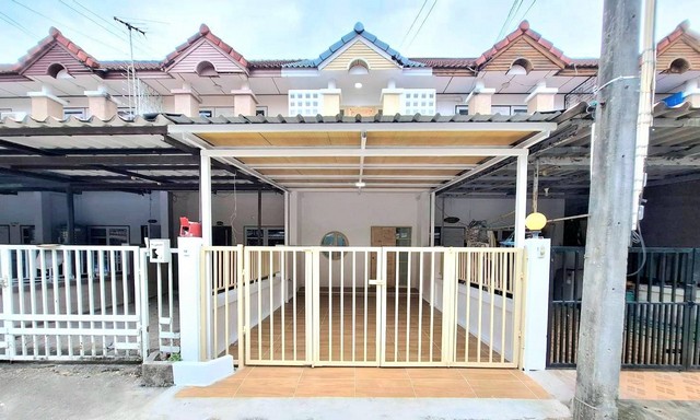 บ้าน 2 ชั้น ใกล้ห้างโลตัสระยอง ห้างแหลมทอง ผ่อนเพียงเดือนละ 5500 บาท - ใจกลางเมืองระยอง หมู่บ้านกรุงไทย เนื้อที่ 20 ตารางวา 2 ห้องนอน 2 ห้องน้ำ (ซอย 4 บ้านเลขที่ 9/105) - ปูกระเบื้องแกรนิโต ทำห้องครัว ห้องน้ำใหม่ ตกแต่งทำใหม่ทั้งหลังสไตล์มินิมอล- ทำเลดี ใกล้แยกออคิด โรงแรมคามีโอ รร กวงฮั้ว ร้านวรรณ ตลาดสตาร์ สนนราคา 1.35 ล้านรายได้ 13000 กู้ได้ วิ่งตามพิกัดนี้ถึงหน้าบ้าน https://maps.goo