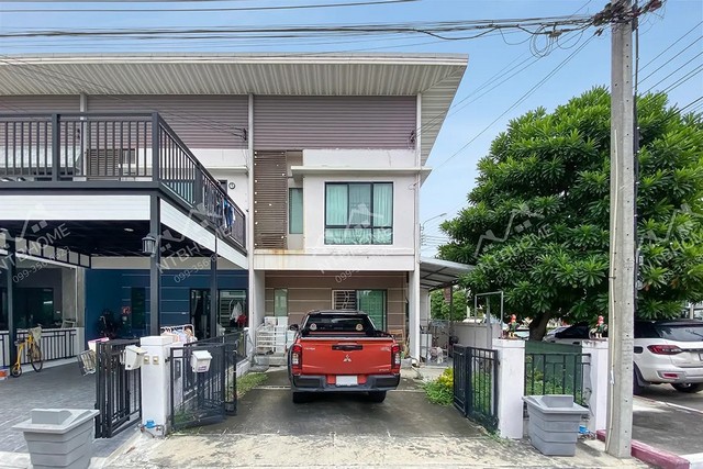 ทาวน์โฮม 2 ชั้น โมดิ วิลล่า ปิ่นเกล้า-วงแหวน แปลงมุม ใกล้ตลาดนัดลุงออม ทำเลดีเดินทางสะดวก* แปลงมุมพื้นที่ 30.7 ตร.ว. ฟังก์ชัน 3 ห้องนอน 2 ห้องน้ำ 2 ที่จอดรถ ต่อเติมครัวปิด พร้อมแอร์ เครื่องทำน้ำอุ่น ปั๊มน้ำแท้งค์น้ำพร้อมใช้งาน  มีพื้นที่ใช้สอยด้านข้างตัวบ้าน* โครงการเข้าซอยวัดศรีประวัติหรือซอยวัดส้มเกลี้ยง รถไม่ติดห่างเพียง 15 นาทีจากถนนใหญ่ สามารถทะลุออกทางศา�