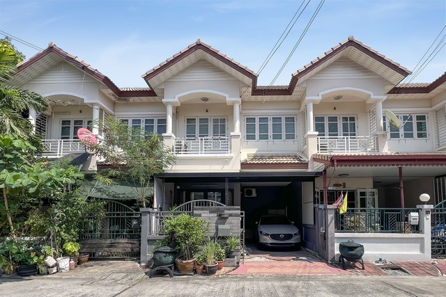 ทาวน์โฮม 2 ชั้น ดรีมเพลส บางกรวย (สวนผัก 32) ต่อเติมครบ ใกล้เซ็นทรัล เวสต์วิลล์ ทางด่วนศรีรัช* พื้นที่ 22.5 ตร.ว. ฟังก์ชัน 3 ห้องนอน 2 ห้องน้ำ 1 ที่จอดรถ ต่อเติมหลังคาโรงรถ ต่อเติมครัวปิด แถมเครื่องทำน้ำอุ่น ปั๊มน้ำแทงค์น้ำพร้อมใช้งาน* ตั้งอยู่ในซอยสวนผัก 32 เชื่อมต่อได้หลายเส้นทาง ทั้งถนนราชพฤกษ์ ถนนกาญจนาภิเษก และใกล้กับสถานีรถไฟ SRT ตลิ่งชัน (ประมาณ 2.5 กม.)———————————�