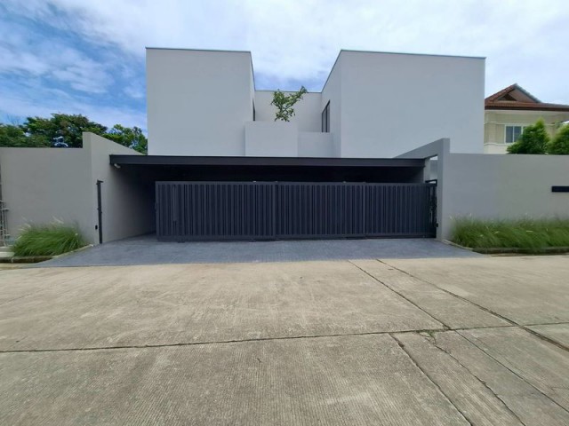 เปิดขาย บ้าน Pool Villa สร้างใหม่ พร้อมเฟอร์นิเจอร์ครบ (Fully Furnished) ภายในโครงการฟลอร่าวิลล์ อำเภอดอยสะเก็ด จังหวัดเชียงใหม่ บ้านขนาดใหญ่ พื้นที่ใช้สอยประมาณ 500 ตร.ม. ออกแบบพื้นที่เป็นสัดส่วน รองรับทั้งครอบครัวขนาดใหญ่ การพักผ่อน และการรับรองแขกราคาขาย 24.9 ล้านบาทรายละเอียดทรัพย์เนื้อที่ดิน 1 งาน 39 ตร.ว. (139 ตร.ว.)พื้นที่ใช้สอยประมาณ 500 ตร.ม.ที่ดินหน้ากว้างประมาณ 20 เมตรความลึ�