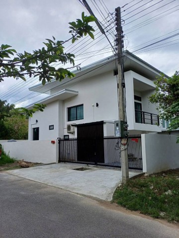 บ้านเช่าระยะสั้น เชียงใหม่ | 2 ห้องนอน 3 ห้องน้ำ พร้อมอยู่ ใกล้สนามบินบ้านพักส่วนตัว บรรยากาศเงียบสงบ เหมาะสำหรับผู้ที่ต้องการพักระยะสั้นในเชียงใหม่ ตัวบ้านอยู่ติดสวนสาธารณะ ไม่มีบ้านข้างเคียงรบกวน ให้ความเป็นส่วนตัว พร้อมเฟอร์นิเจอร์และสิ่งอำนวยความสะดวก หิ้วกระเป๋าเข้าอยู่ได้ทันทีรายละเอียดบ้าน2 ห้องนอน3 ห้องน้ำห้องครัว สามารถประกอบอาหารได้เฟอร�