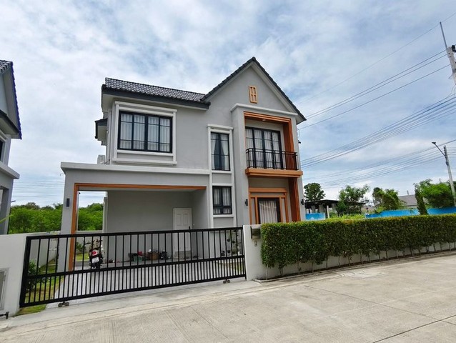 #บ้านใหม่มือ1  Luxury Modern | Centro One พานทอง ชลบุรี Duo Lux บ้านแฝดสไตล์บ้านเดี่ยว ดีไซน์ Luxury Modern หน้าบ้านสวยทันสมัย ฟังก์ชันภายในจัดเต็ม #มีทั้งขายและให้เช่า  ราคาขาย 4.95 ล้านบาท (100 unit) ให้เช่า 35,000 บาท/เดือน (มีเพียง 2 unit)องวันนี้ - 30 สค มีโปรส่วนลดช่วยผ่อนนาน 60 เดือน รายละเอียดบ้าน :-โครงการ Centro One พานทอง ชลบุรี-แบบบ้าน Duo Lux 2 ชั้น-บ้านแฝดสไตล์บ้านเดี่ยว-ขนาด 45.6 ตร.ว.-พื้นที่ใช้สอย 180 ตร.ม.-3 ห้องนอน-3 ห้