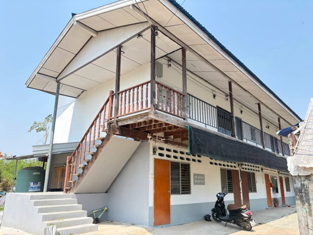 ขายที่ดินพร้อมสิ่งปลูกสร้าง(ทำเลทอง ชุมชนในเมือง)เนื้อที่  84 ตรว.กว้าง  15.39 เมตร  ลึกขวา  12.27  เมตร  ลึกซ้าย 12.35  เมตรที่ตั้ง :  ต.ธานี  อ.เมือง จ.สุโขทัยรายละเอียดห้องพัก 11 ห้อง   - ห้องแอร์ 4 ห้อง - ห้องพัดลม  7 ห้องเรทค่าเช่า- ห้องใหญ่ราคา 2,200 บาท- ห้องเล็กราคา 2,000 - ห้องพัดลม ห้องละ 1,500 บาท - ทำเลดี  เหมาะอยู่อาศัย  ทำธุรกิจ  หอพัก  อื่นๆสถานที่ใกล้เคียง- 1.2 กม.ตลาดสดเทศบาลเมือง- 1.2 กม.ถนนค�