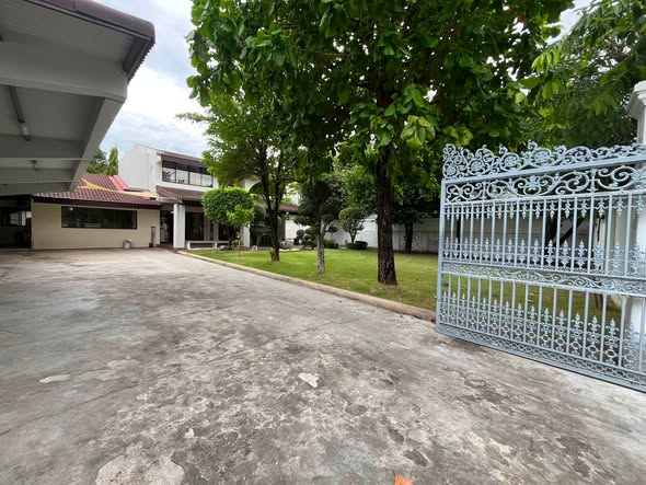 ขายบ้านเดี่ยว 2 ชั้น 220 ตรว. หมู่บ้านปัญญา พัฒนาการ30 ติดถนนเมนโครงการ แปลงสี่เหลี่ยมผืนผ้า สวยมาก *** ราคาขาย 38 ล้านบาท ค่าโอนคนละครึ่ง  *** ราคาเช่า 90,000 บาท/เดือน   ติดต่อ:: ชยา โทร/ID Line:: 0942823961   Link Line:: https://line.me/ti/p/3xFA1An8Kcรหัส# T26-784บ้านเดี่ยว 2 ชั้น หมู่บ้านปัญญา พัฒนาการ 30 แปลงสี่เหลี่ยมผืนผ้า สวยมาก • ติดถนนเมนโครงการ• ขนาด 220 ตรว. • พื้นที่ใช้สอยประมาณ 350 ตรม.• 5 ห้องนอน • 4 ห้องน้ำ • 1 ห้องน้ำเล�