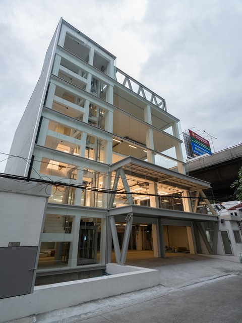 ให้เช่า - ขายอาคารสำนักงาน Modern 6 ชั้น รวมดาดฟ้าสร้างใหม่ 1,500 ตรม. พระราม 9 ใกล้เดอะไนน์ พระราม9 *** ราคาเช่า: 450,000 บาท/เดือน  *** ราคาขาย 110 ล้านบาท  ติดต่อ:: ชยา โทร/ID Line:: 0942823961   Link Line:: https://line.me/ti/p/3xFA1An8Kcรหัส# T26-325 อาคารสร้างใหม่ 6 ชั้น รวมดาดฟ้า  พระราม 9 ใกล้เดอะไนน์พระราม 9๐ กระจกเต็มอาคาร รับวิว Panoramic ติดทางด่วน๐ เนื้อที่ 99 ตรว.๐ พื้นที่ใช้สอยประมาณ 1500 ตรม. ๐ ลิฟท์โดยสาร 1 ตัว๐ จอดรถสูงสุด 20 คัน ( ลิฟท์�