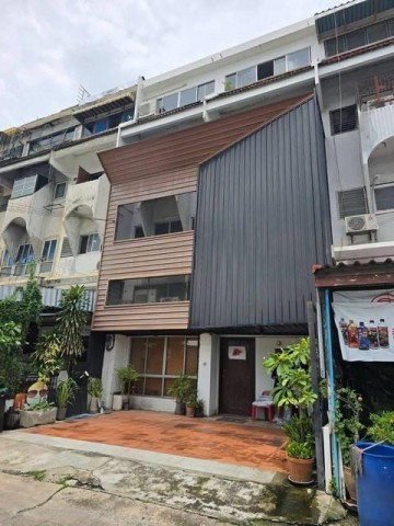 ขาย - ให้เช่าโฮมออฟฟิศ 4.5 ชั้น 2 คูหา 520 ตรม. ตีทะลุเป็นคูหาเดียวแล้ว ซอยนวมินทร์ 80 เข้าซอยเล็กน้อย ใกล้โลตัสนวมินทร์ติดต่อ:: ชยา โทร/ID Line:: 0942823961Link Line:: https://line.me/ti/p/3xFA1An8Kcรหัส# T26-953โฮมออฟฟิศ 4.5 ชั้น 2 คูหา ตีทะลุเป็นคูหาเดียวแล้ว ซอยนวมินทร์ 80 ใกล้โลตัสนวมินทร์• เนื้อที่ 42 ตารางวา• พื้นที่ใช้สอย 520 ตรม.• ห้องน้ำส่วนกลาง/ เเพนทรี /ห้องรับแขก /ห้องประชุม /ห้องทำงาน• ติดเครื่องปรับอากาศ สภ�