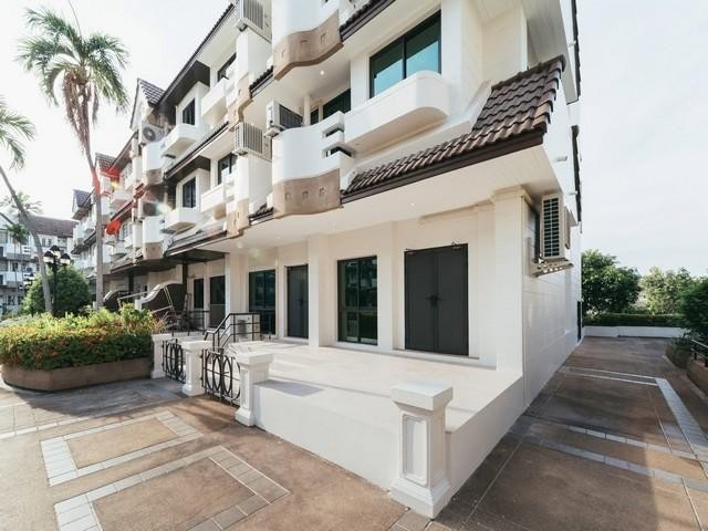 ให้เช่า - ขายทาวน์โฮมหรู 350 ตรม. 5 ห้องนอน Regent 71 Place สุขุมวิท 71 ติดเอกมัย ห่าง BTS เพียง 350 เมตรติดต่อ:: ชยา โทร/ID Line:: 0942823961Link Line:: https://line.me/ti/p/3xFA1An8Kcรหัส# T26-858ทาวน์โฮมหรู Regent 71 Place สุขุมวิท 71 ติดเอกมัย ห่าง BTS เพียง 350 เมตร• พื้นที่ใช้สอยกว่า 350 ตร.ม.• 5 ห้องนอน• 6 ห้องน้ำ• ห้องแม่บ้านแยกเป็นสัดส่วน• ครัวไทย + ครัวฝรั่ง พร้อมใช้งาน• Fully furnished พร้อมเข้าอยู่• จอดรถได้ 2 คัน• โครงการส่วนตัว มีสระว่ายน้ำ มีรปภ. 