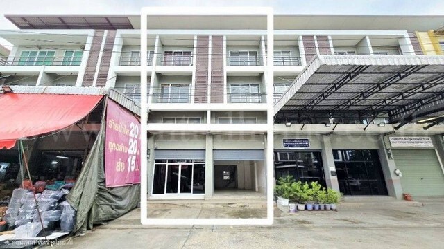 รหัสทรัพย์&nbsp; N1390อาคารพาณิชย์ 3.5 ชั้น 2 คูหา ย่านตลาดไท ทำเลดีถูกมากที่ตั้ง:&nbsp;ซ.มนต์ณัฐกานต์ ถนนเทพกุญชร2 ตำบลคลองหนึ่ง อำเภอคลองหลวง จังหวัดปทุมธานี 12120รายละเอียดทรัพย์- อาคารพาณิชย์ 2&nbsp;คูหา 3.5&nbsp;ชั้น หน้ากว้าง 8 เมตร- ขนาดพื้นที่ 41 ตารางวา,&nbsp;พื้นที่ใช้สอย 400 ตารางเมตร&nbsp;- ขนาดแปลงที่ดิน กว้าง 8 เมตร ลึก 14 เมตร&nbsp;- มีฝั่งที่ต่อเติมห้องไว้แล้ว 3 ห้องนอน ฟรีแอร์- 2 คูหาไม่ทะล�