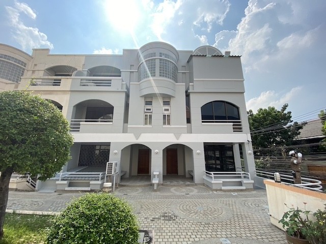 BH4314 ทาวน์เฮ้าส์ 4 ชั้นให้เช่า Town in Town ถนนศรีวรา รีโนเวทใหม่ เหมาะทำ Home Office และอยู่อาศัยติดต่อ Agent คุณบัว Buaโทร 093-646-4597LINE ID Bua093ราคาเช่า 37,000 บาทต่อเดือนให้เช่าทาวน์เฮ้าส์ 4 ชั้น โครงการปาร์ควิว ทาวน์อินทาวน์ ถนนศรีวรา แขวงพลับพลา เขตวังทองหลาง กรุงเทพมหานคร รีโนเวทใหม่สวยงาม พร้อมใช้งาน เหมาะสำหรับทำ Home Office สำนักงาน ธุรกิจขนาดเล็กถึงขนาดกลาง หรือพักอาศัยสำหรับครอบครัวใหญ่ต
