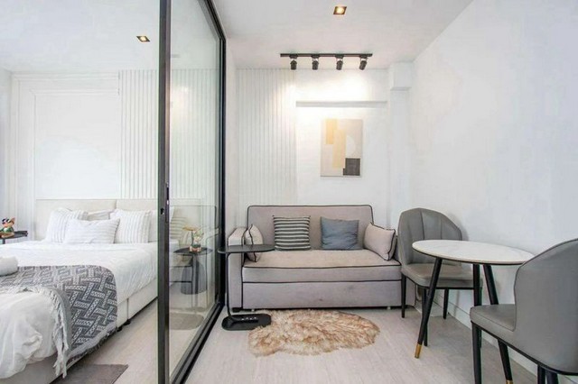 #โซนสุเทพ ขายเพียง 1.65 ล้าน 32.30 ตรม. #Hillside1 Condo #หลังมช. #รีโนเวทใหม่ #เฟอร์นิเจอร์ครบ พร้อมอยู่ ทำเลศักยภาพ เหมาะทั้งอยู่อาศัยและลงทุนรายละเอียดห้องขนาด 32.30 ตร.ม.ชั้น 3ห้องสตูดิโอ พร้อมประตูกระจกกั้นเป็นสัดส่วน1 ห้องน้ำ แยกโซนเปียก–โซนแห้งครัวพร้อม เตาไฟฟ้า + เครื่องดูดควันตู้เย็น + ไมโครเวฟ + เครื่องซักผ้าเฟอร์นิเจอร์ครบ พร้อมเข้าอยู่เครื่องปรับอากาศระเบียงส่วนตัวH