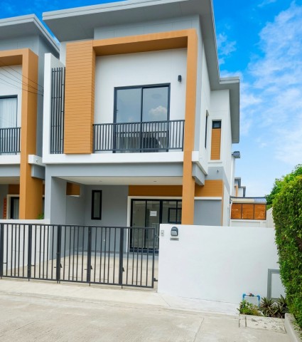 MRT คลองบางไผ่ JAS Green Village 290 ม.3นอน รร.กสิณธรเซนต์ปีเตอร์ 500ม. 3 น้ำ ที่ดิน 33 ตร.ว.พื้นที่ใช้สอย 145 ตร.ม.ทาวน์โฮม 2 ชั้นหลังมุม พร้อมที่จอดรถ 11,498B-M. เหมาะสำหรับอยู่อาศัย บรรยากาศเป็นส่วนตัว เดินทางสะดวกใกล้รร.กสิณธรเซนต์ปีเตอร์ 1 กม. แหล่งช้อปปิ้ง ตลาด รพ.และรถไฟฟ้า MRT สายสีม่วง MRT KhlongBangPhai Kasinthorn Saint Peter Sch 500m. 3bed 3 bath land area 33sq.wa. JAS Green Village Community Mall 290 m. usable area 145 sq.m. 2-story corner townhome with parking space 11,498THB/month. Suitable for comfortable living with a private atmosphere and convenient transp