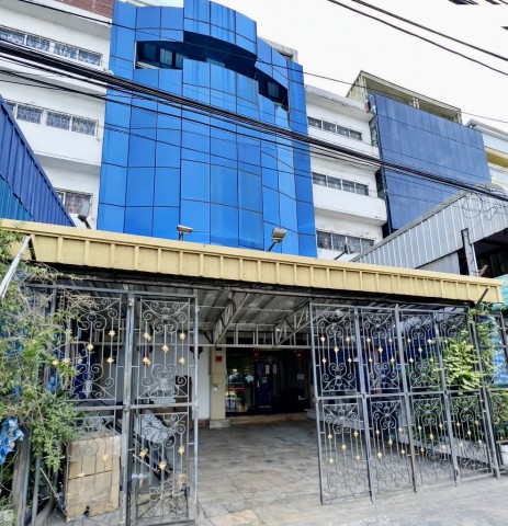 ท้ายบ้านใหม่ ใกล้BTSแพรกษา 800ม.  อาคารพาณิชย์ 6 ชั้น 2คูหา รีโนเวทใหม่ 3นอน 6น้ำ ที่ดิน 64ตร.ว. พื้นที่ใช้สอย 1,100 ตร.ม.พร้อมลิฟต์ และพื้นที่ Rooftop 94,999 B-M. เหมาะสำหรับสำนักงาน โชว์รูม คลังสินค้า   ใกล้รร.เทศบาล 1 1.9 กม.แหล่งงาน ชุมชน และนิคมอุตสาหกรรมบางปู เดินทางสะดวก  เชื่อมต่อถนนหลักหลายสาย เข้า-ออกสะดวกBaanmai BTS Phraeksa 800m. Newly renovated 6-story commercial building 2units  3bed 6bath 64sq.wa. land area 1,100 sq.m. usable area with elevator and rooftop space. Rent 94,999 THB/month. Suitable for offices